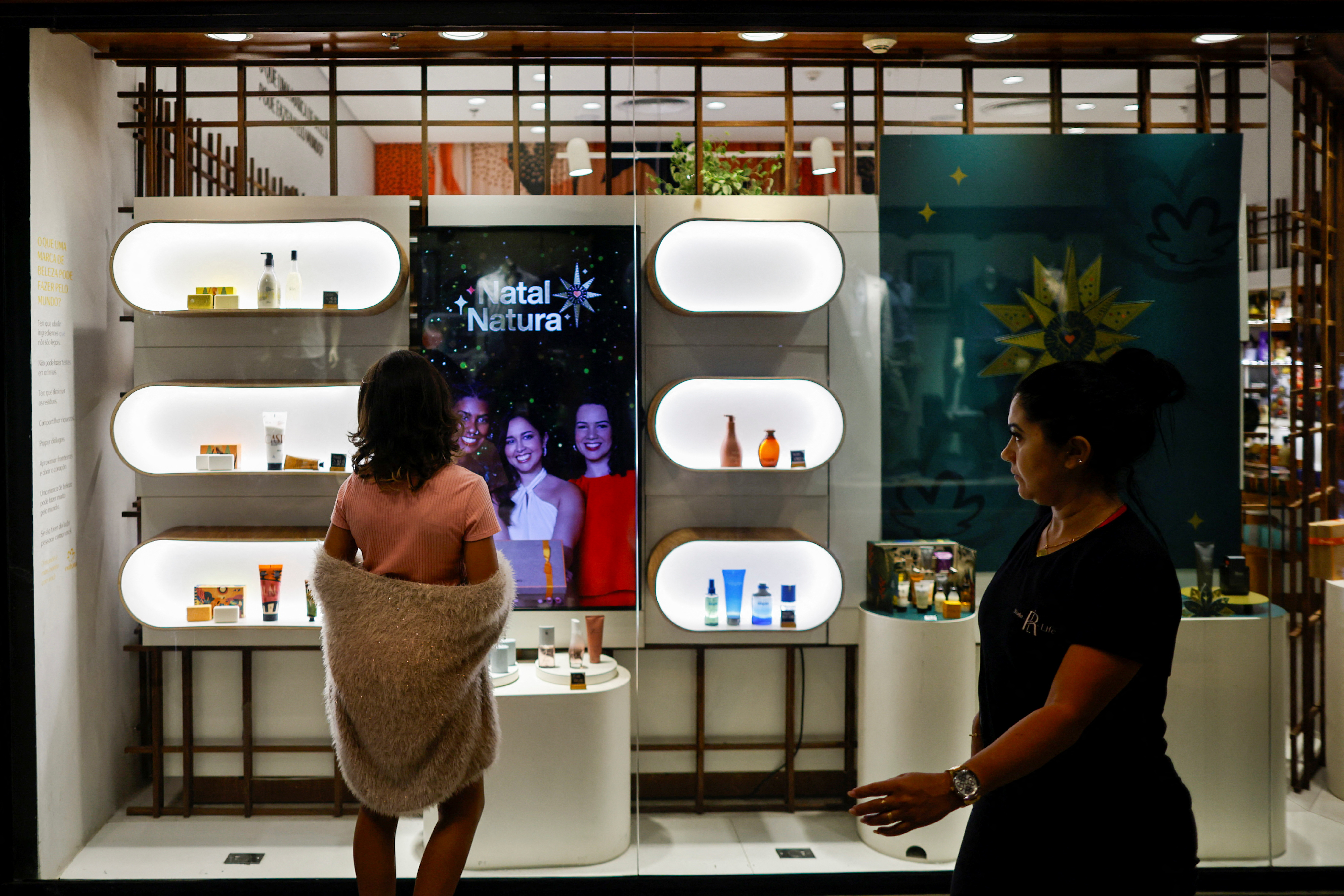 Natura dispara +7% com troca de CEO e domina Ibovespa